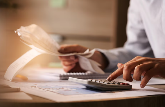 Um dos principais benefícios do refinanciamento de veículos é a possibilidade de obter taxas de juros mais baixas. | Foto: Freepik.